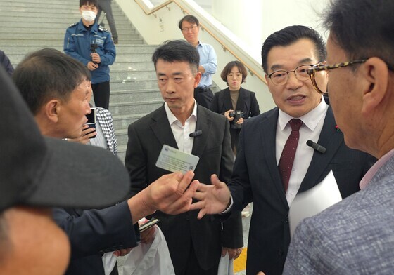 5·18 유공자증 보여주는 오월단체 회원