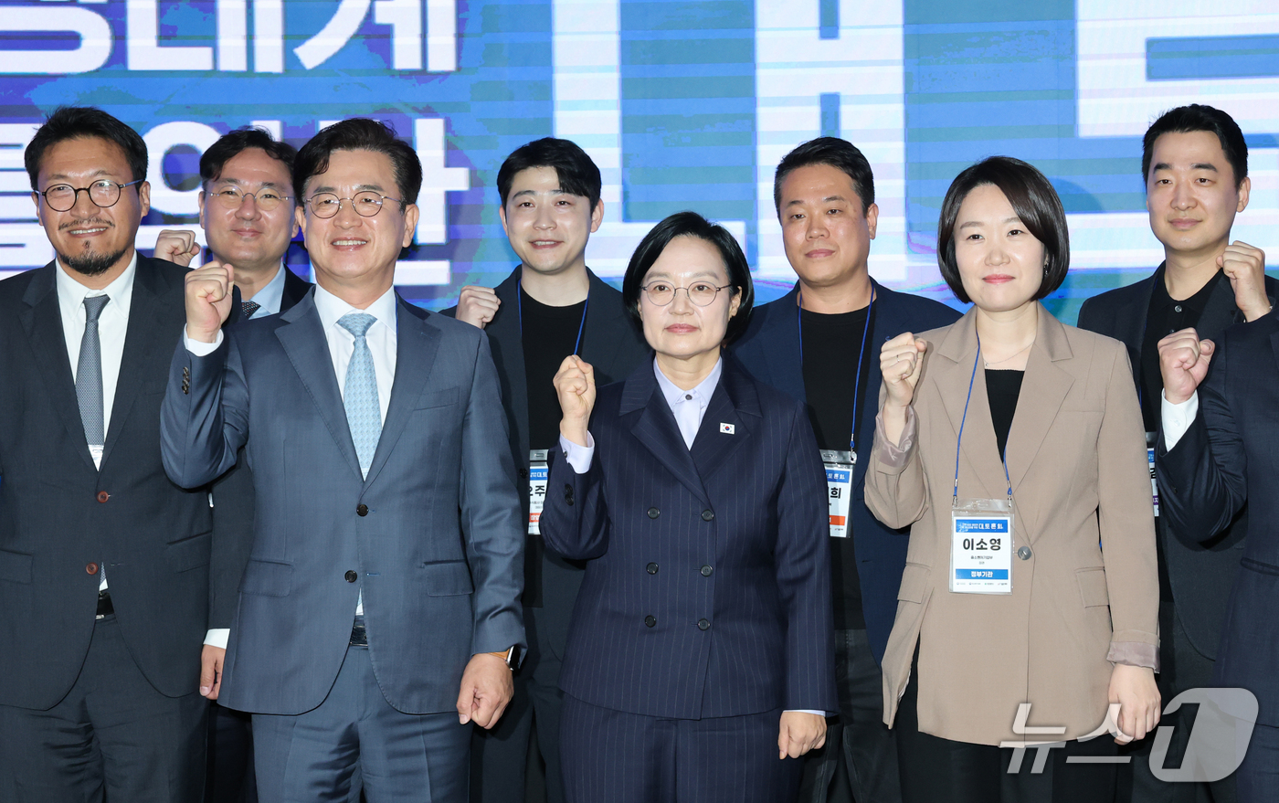 (대전=뉴스1) 김기태 기자 = 한성숙 국무총리가 15일 대전 유성구 한국전자통신연구원에서 열린 지역 창업 생태계 활성화를 위한 대토론회에서 허태정 대전시장, 이소영 중소벤처기업부 …