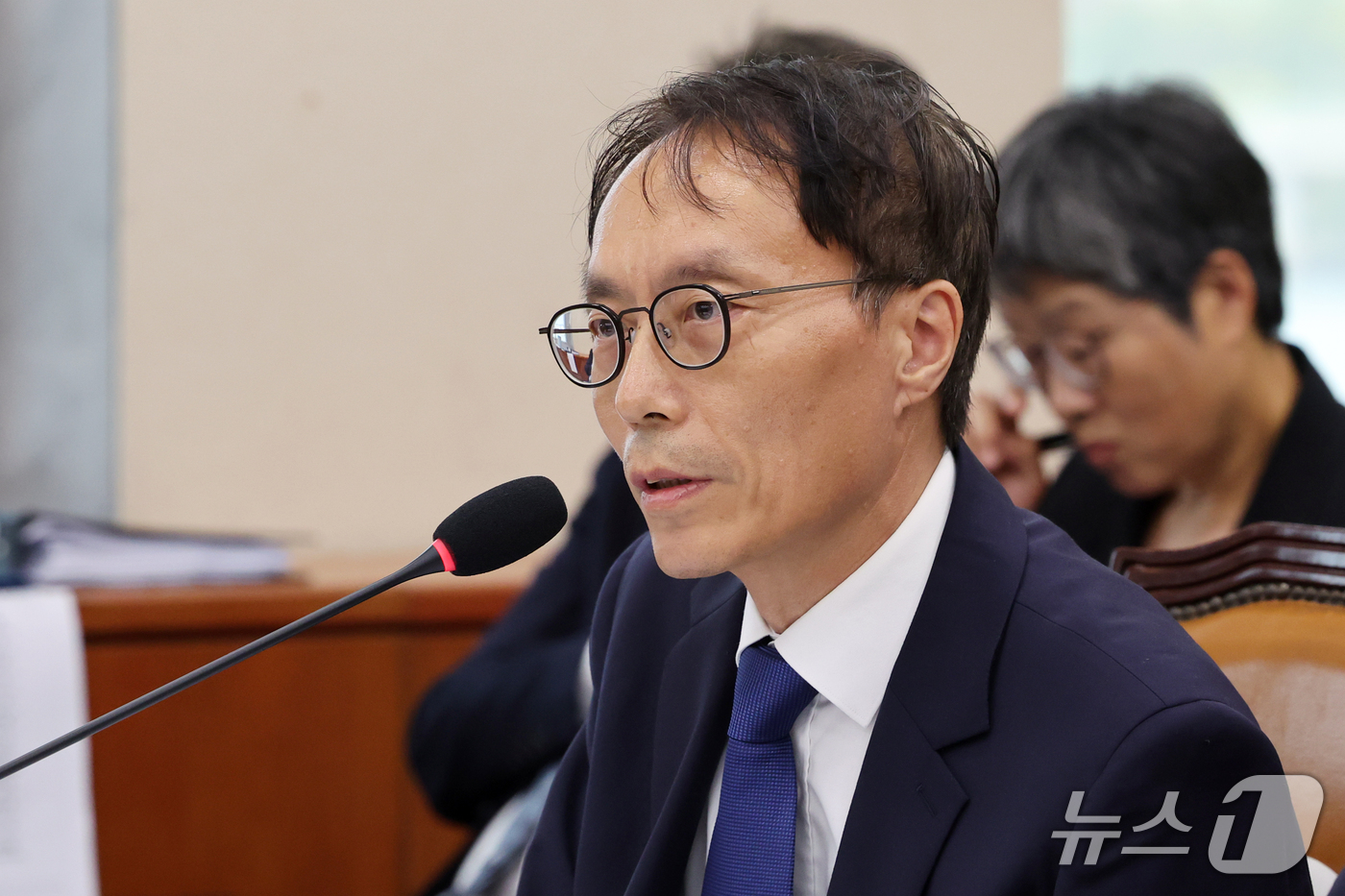 (서울=뉴스1) 황기선 기자 = 이승환 한강유역환경청장 15일 서울 여의도 국회 기후에너지환경노동위원회에서 열린 중앙환경분쟁조정피해구제위원회 등에 대한 국정감사에서 의원 질의에 답 …
