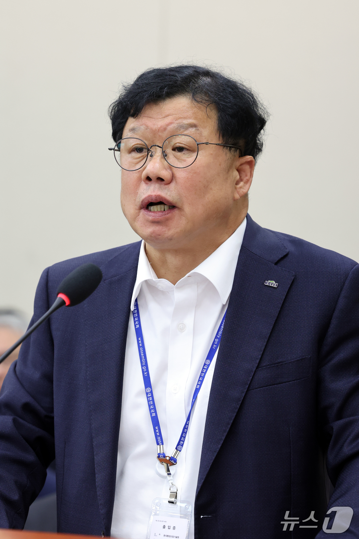 (서울=뉴스1) 황기선 기자 = 남광우 한국환경산업기술원장이 15일 서울 여의도 국회 기후에너지환경노동위원회에서 열린 중앙환경분쟁조정피해구제위원회 등에 대한 국정감사에서 의원 질의 …