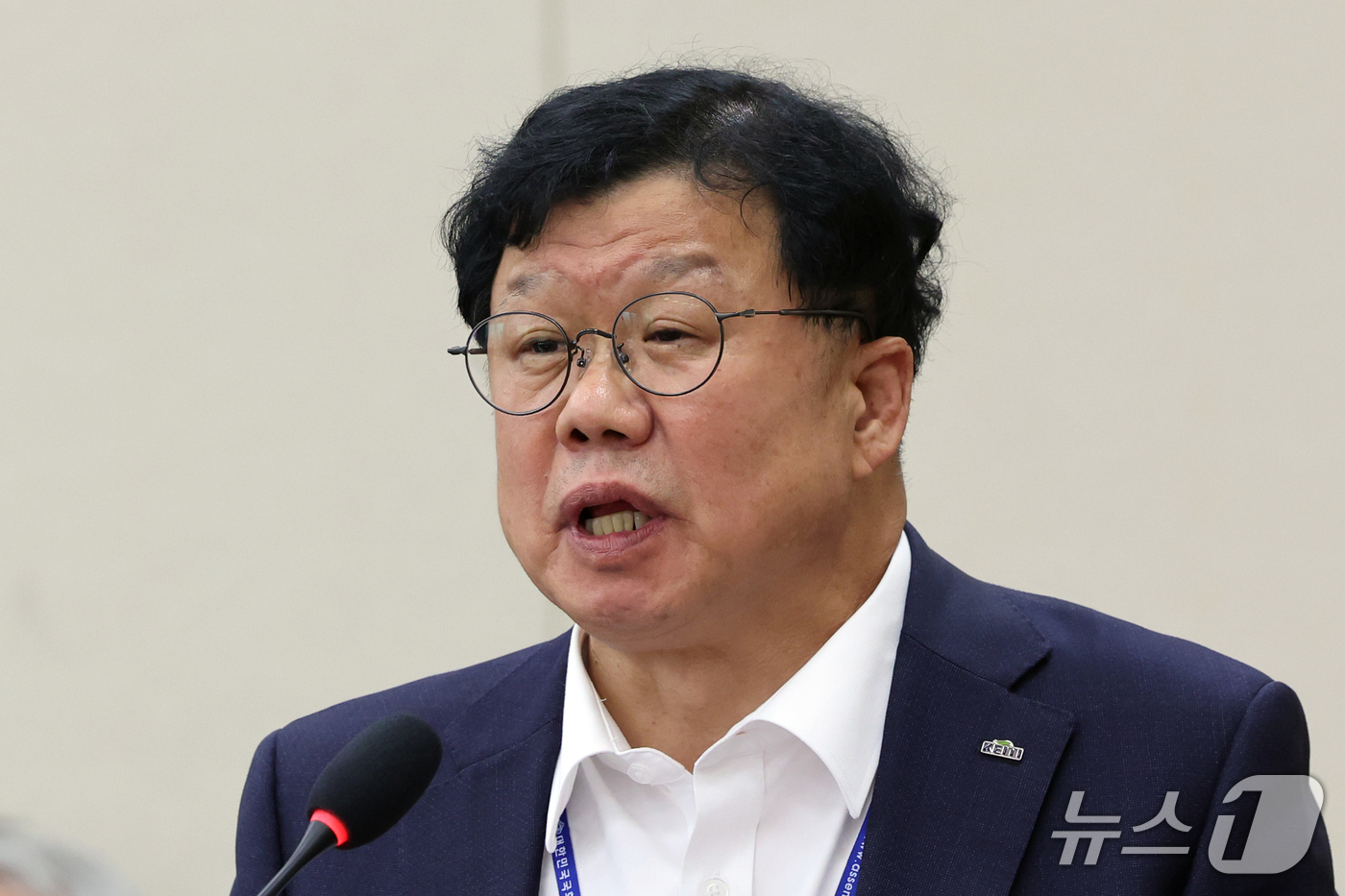 (서울=뉴스1) 황기선 기자 = 남광우 한국환경산업기술원장이 15일 서울 여의도 국회 기후에너지환경노동위원회에서 열린 중앙환경분쟁조정피해구제위원회 등에 대한 국정감사에서 의원 질의 …