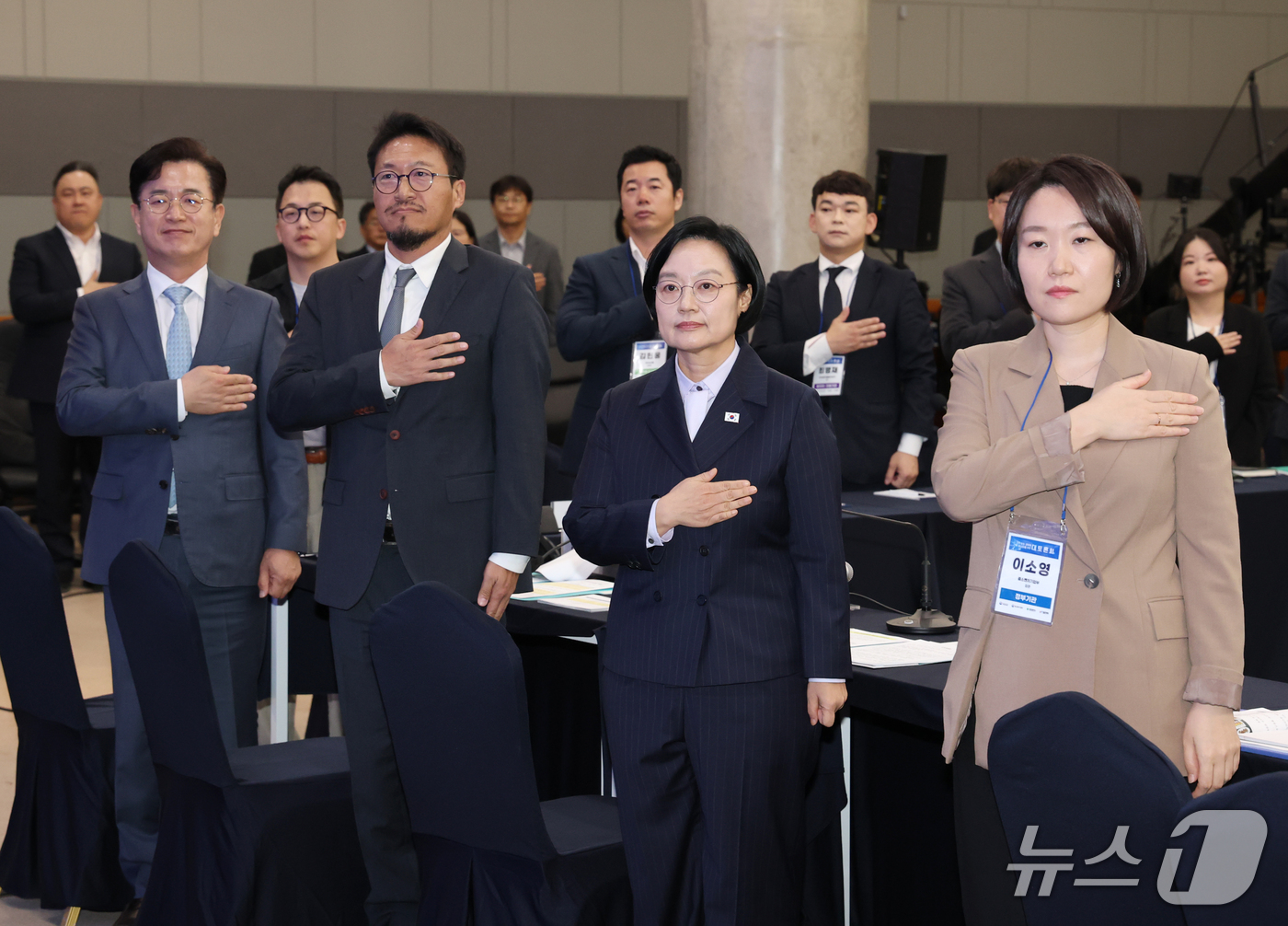 (대전=뉴스1) 김기태 기자 = 한성숙 국무총리가 15일 대전 유성구 한국전자통신연구원에서 열린 지역 창업 생태계 활성화를 위한 대토론회에서 국기에 대한 경례를 하고 있다.  20 …