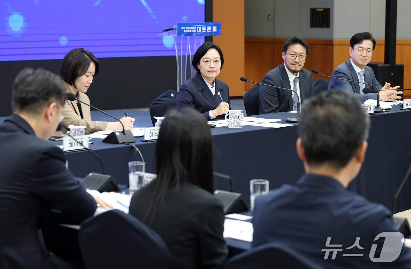 (대전=뉴스1) 김기태 기자 = 한성숙 국무총리가 15일 대전 유성구 한국전자통신연구원에서 열린 지역 창업 생태계 활성화를 위한 대토론회에서 참석자들의 의견을 경청하고 있다. 20 …