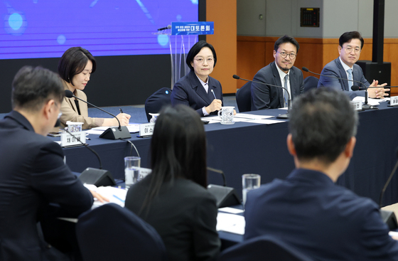토론자 의견 경청하는 한 총리
