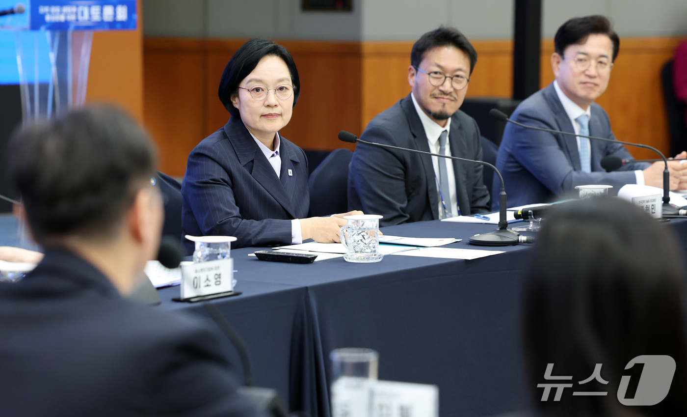 (대전=뉴스1) 김기태 기자 = 한성숙 국무총리가 15일 대전 유성구 한국전자통신연구원에서 열린 지역 창업 생태계 활성화를 위한 대토론회에서 참석자들의 의견을 경청하고 있다. 20 …