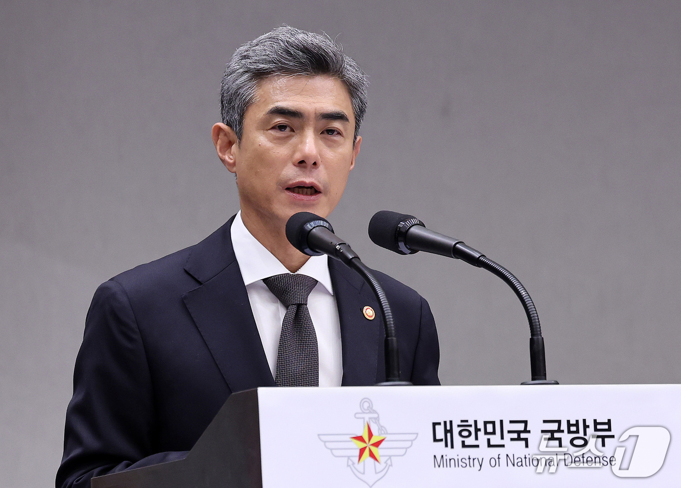 (서울=뉴스1) 박지혜 기자 = 강신철 국방부 장관이 15일 서울 용산구 국방부에서 열린 국회 법제사법위원회의 군사법원 국정감사에서 업무보고를 하고 있다. 2026.10.15/뉴스 …