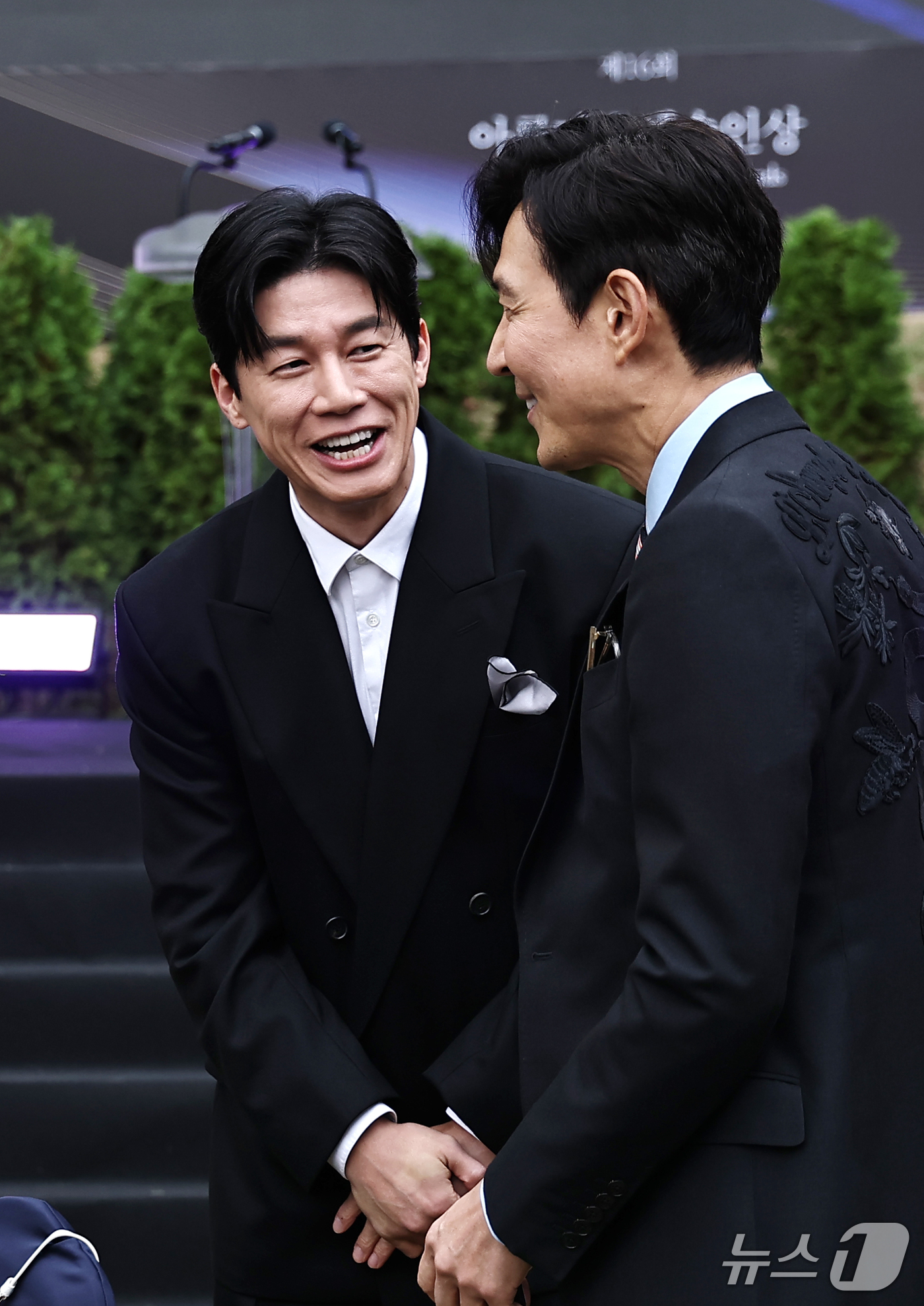 (서울=뉴스1) 권현진 기자 = 배우 김무열(왼쪽)이 15일 서울 강동구 스테이지28에서 열린 제16회 아름다운예술인상 시상식에 참석해 이정재와 인사를 나누고 있다. 2026.10 …