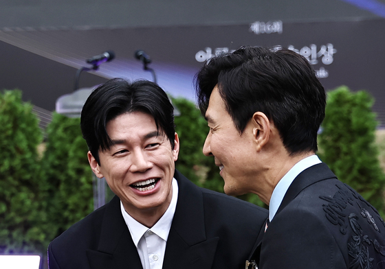 이정재와 인사 나누는 '참교육' 김무열