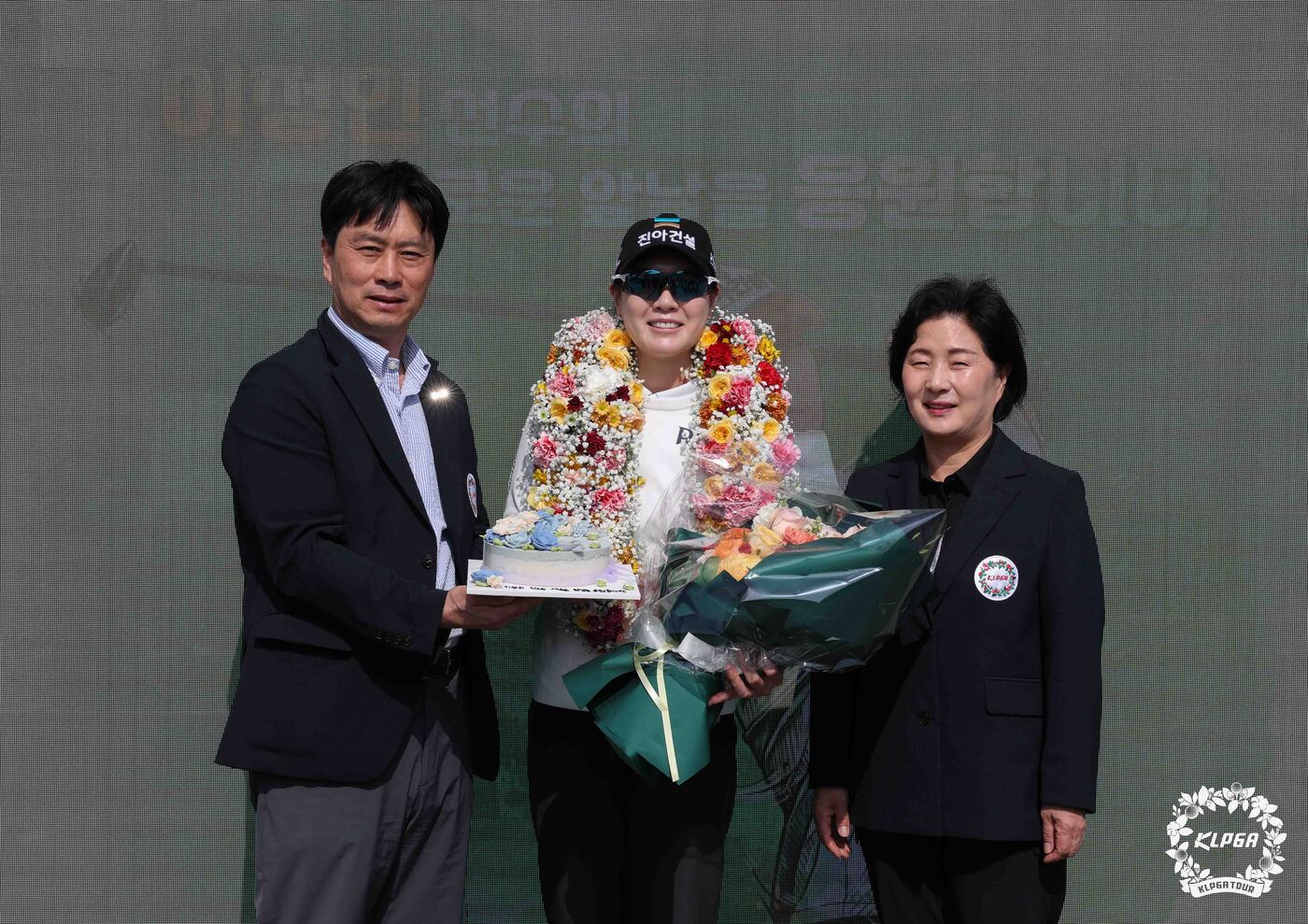 (서울=뉴스1) = 전대규 KLPGA 부회장(왼쪽)과 김순희 수석부회장(오른쪽)이 15일 경기 이천 H1클럽에서 열린 이정민의 은퇴식에서 꽃다발과 케이크를 전달한 후 기념촬영을 하 …