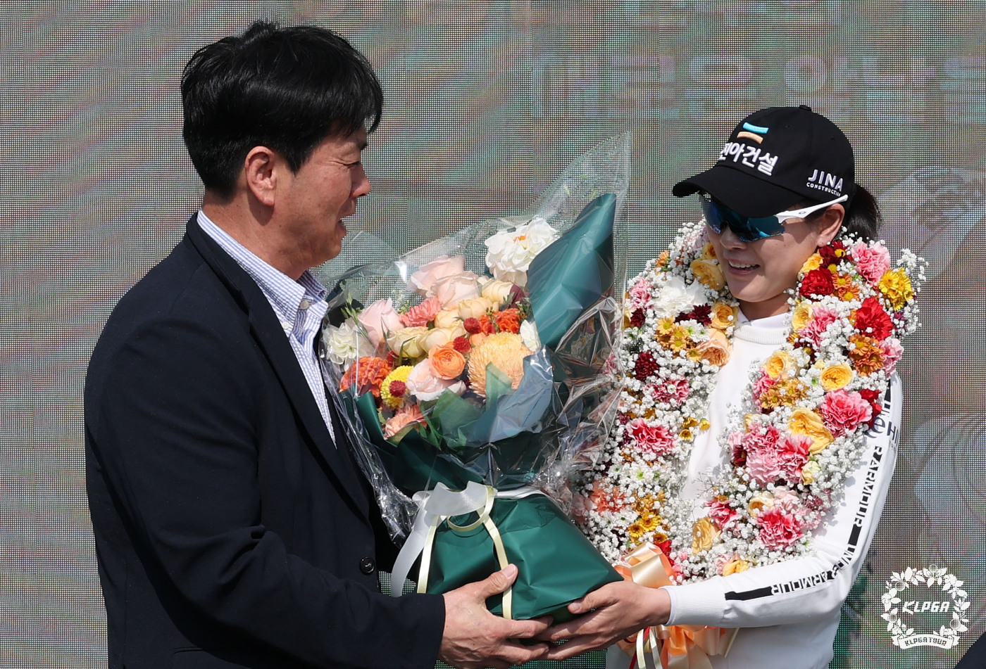 (서울=뉴스1) = 전대규 KLPGA 부회장(왼쪽)이 15일 경기 이천 H1클럽에서 열린 이정민의 은퇴식에서 꽃다발을 전달하고 있다. (KLPGA 제공. 재판매 및 DB 금지) 2 …