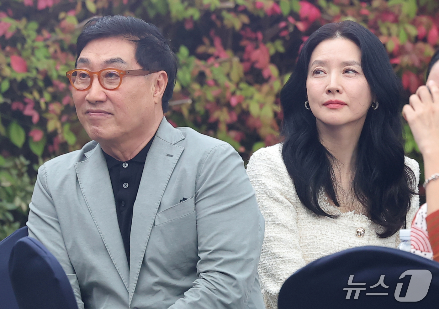 (서울=뉴스1) 권현진 기자 = 배우 이영애 정호영 부부가 15일 서울 강동구 스테이지28에서 열린 제16회 아름다운예술인상 시상식에 참석해 식을 바라보고 있다. 2026.10.1 …