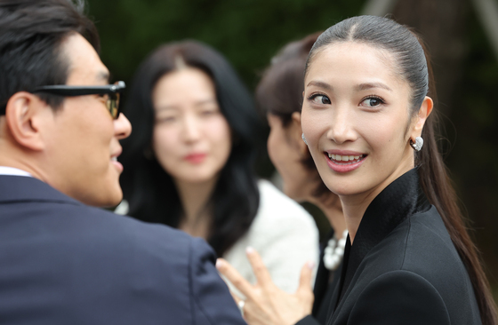 미소짓는 이재