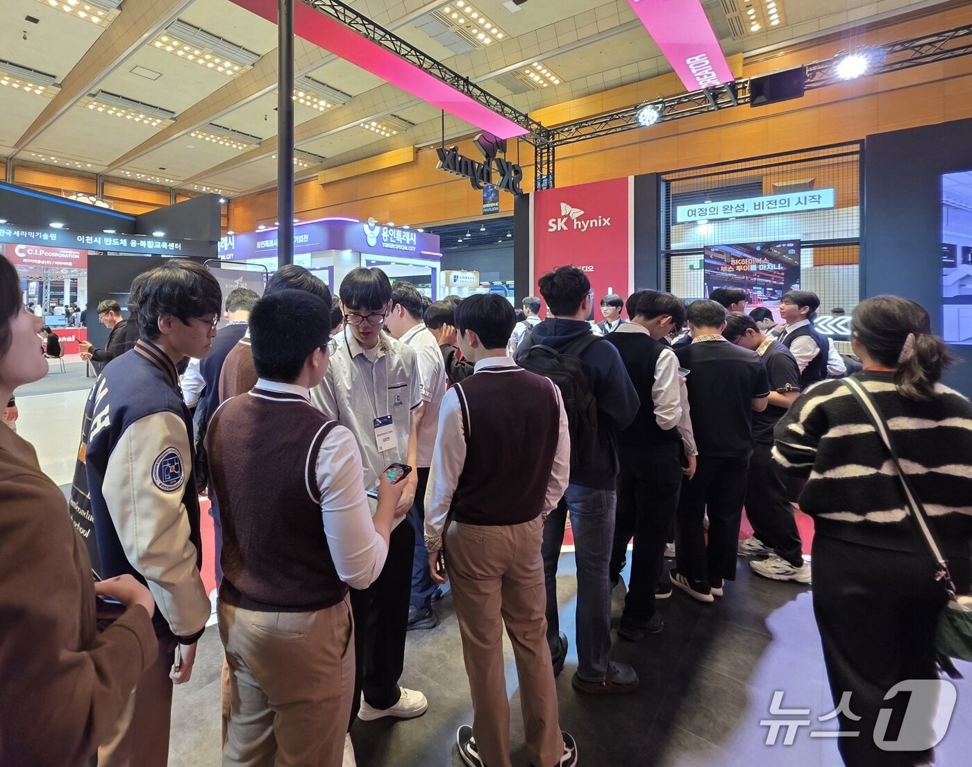 본문 이미지 - 15일 오전 '반도체대전(SEDEX) 2026'가 열리는 서울 강남구 코엑스 3층 SK하이닉스 부스에 교복 입은 학생들이 이벤트에 참여하기 위해 줄 서있다. 2026.10.15 ⓒ뉴스1 정윤미 기자