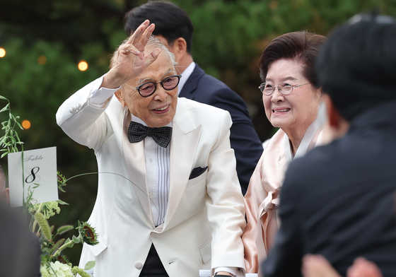 인사하는 원로 배우 신영균