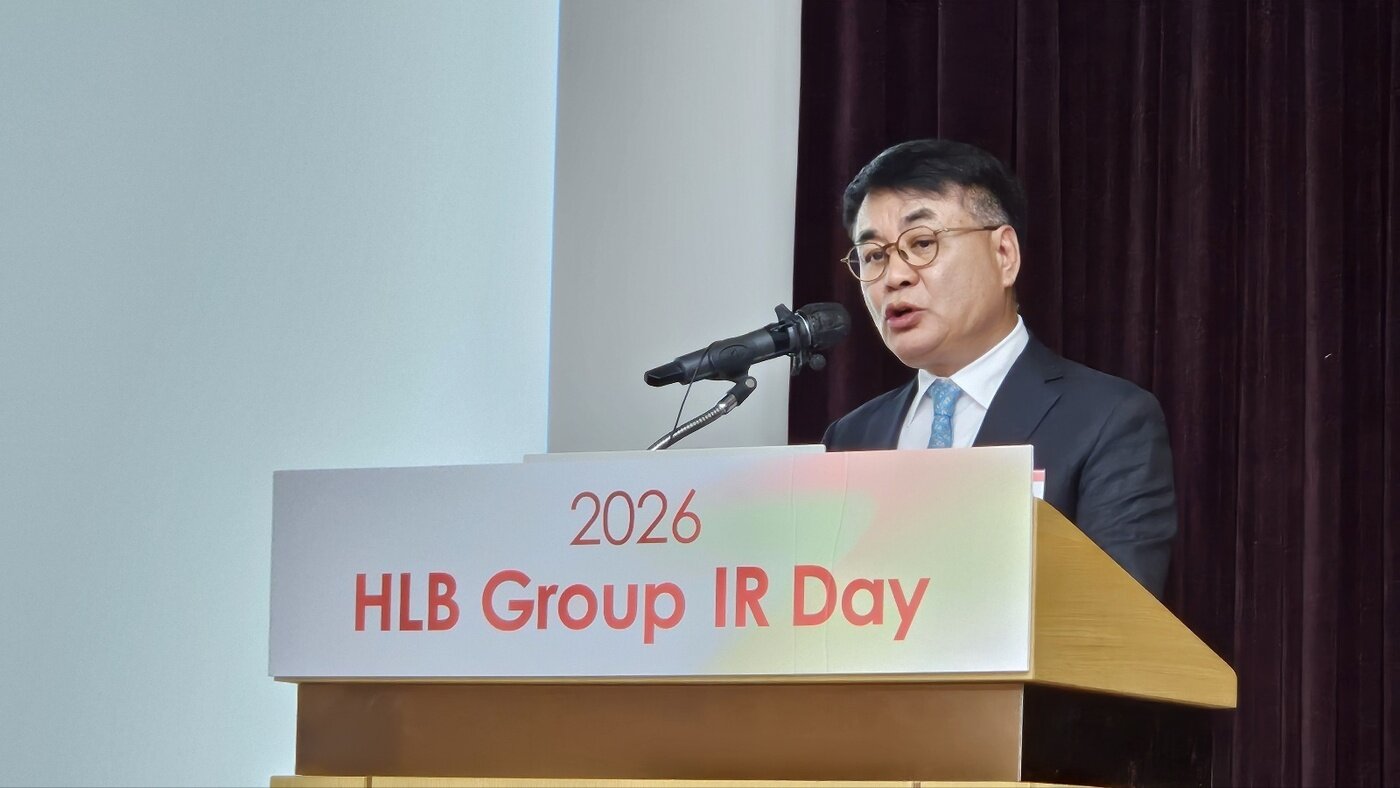 본문 이미지 - 김홍철 HLB 대표이사 15일 IR 행사에서 발언하고 있다 (HLB 제공)