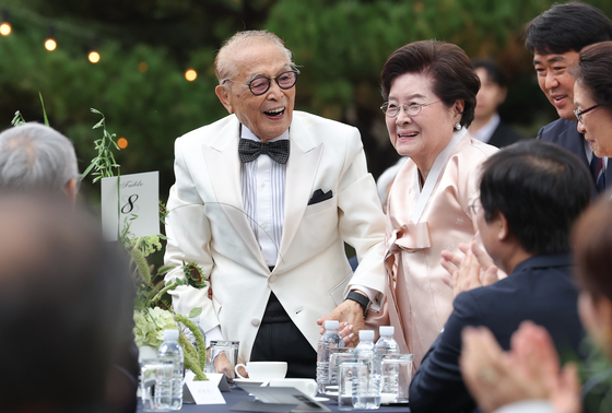 인사하는 원로 배우 신영균