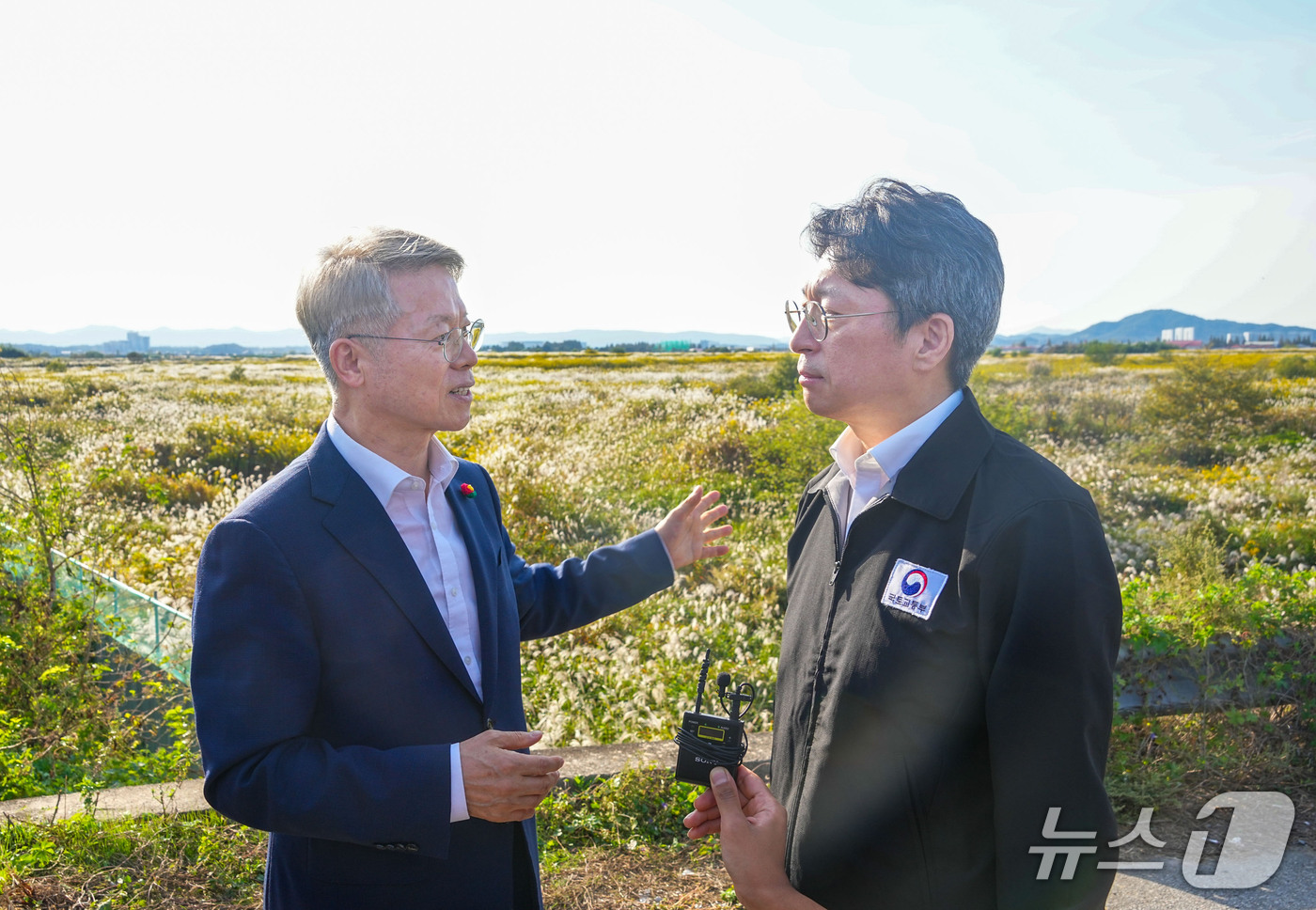(전남광주=뉴스1) 전원 기자 = 민형배 전남광주통합특별시장과 홍지선 국토교통부장관이 15일 오후 서구 군공항 탄약고 이전 예정지를 찾아 호남권 반도체 클러스터 부지를 점검하고 있 …