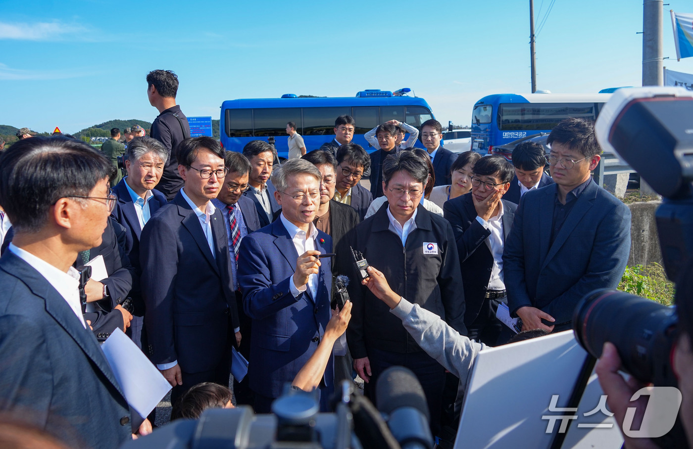 (전남광주=뉴스1) 전원 기자 = 민형배 전남광주통합특별시장과 홍지선 국토교통부장관이 15일 오후 서구 군공항 탄약고 이전 예정지를 찾아 호남권 반도체 클러스터 부지를 점검하고 있 …