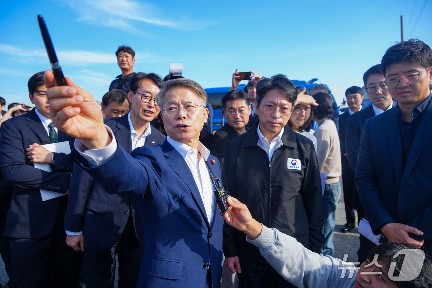 (전남광주=뉴스1) 전원 기자 = 민형배 전남광주통합특별시장과 홍지선 국토교통부장관이 15일 오후 서구 군공항 탄약고 이전 예정지를 찾아 호남권 반도체 클러스터 부지를 점검하고 있 …