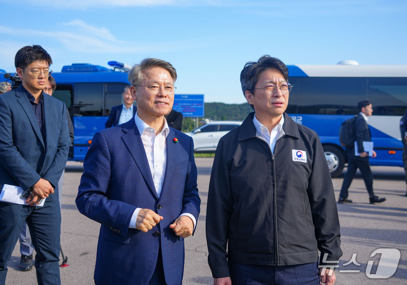 (전남광주=뉴스1) 전원 기자 = 민형배 전남광주통합특별시장과 홍지선 국토교통부장관이 15일 오후 서구 군공항 탄약고 이전 예정지를 찾아 호남권 반도체 클러스터 부지를 점검하고 있 …
