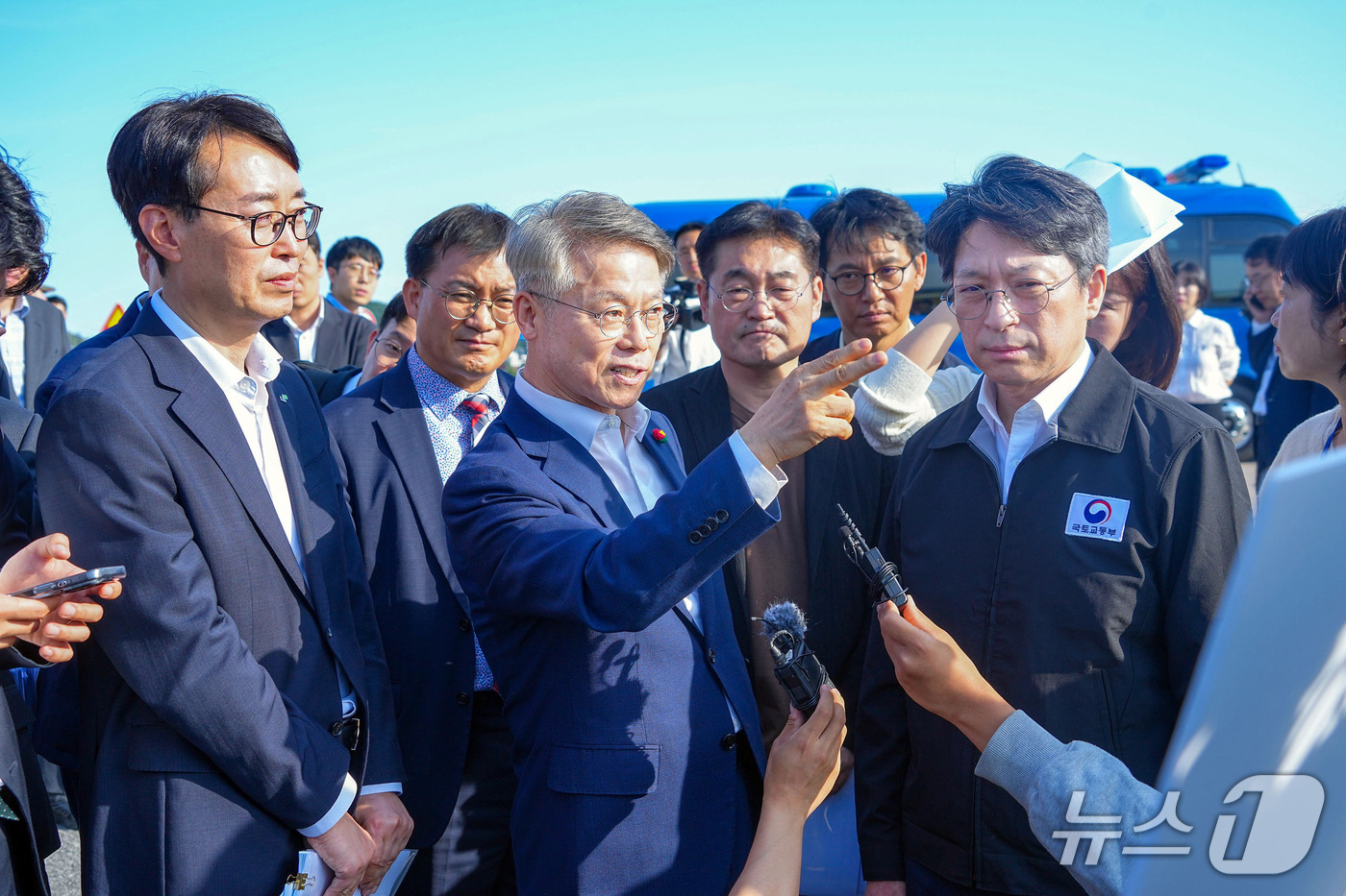 (전남광주=뉴스1) 전원 기자 = 민형배 전남광주통합특별시장과 홍지선 국토교통부장관이 15일 오후 서구 군공항 탄약고 이전 예정지를 찾아 호남권 반도체 클러스터 부지를 점검하고 있 …