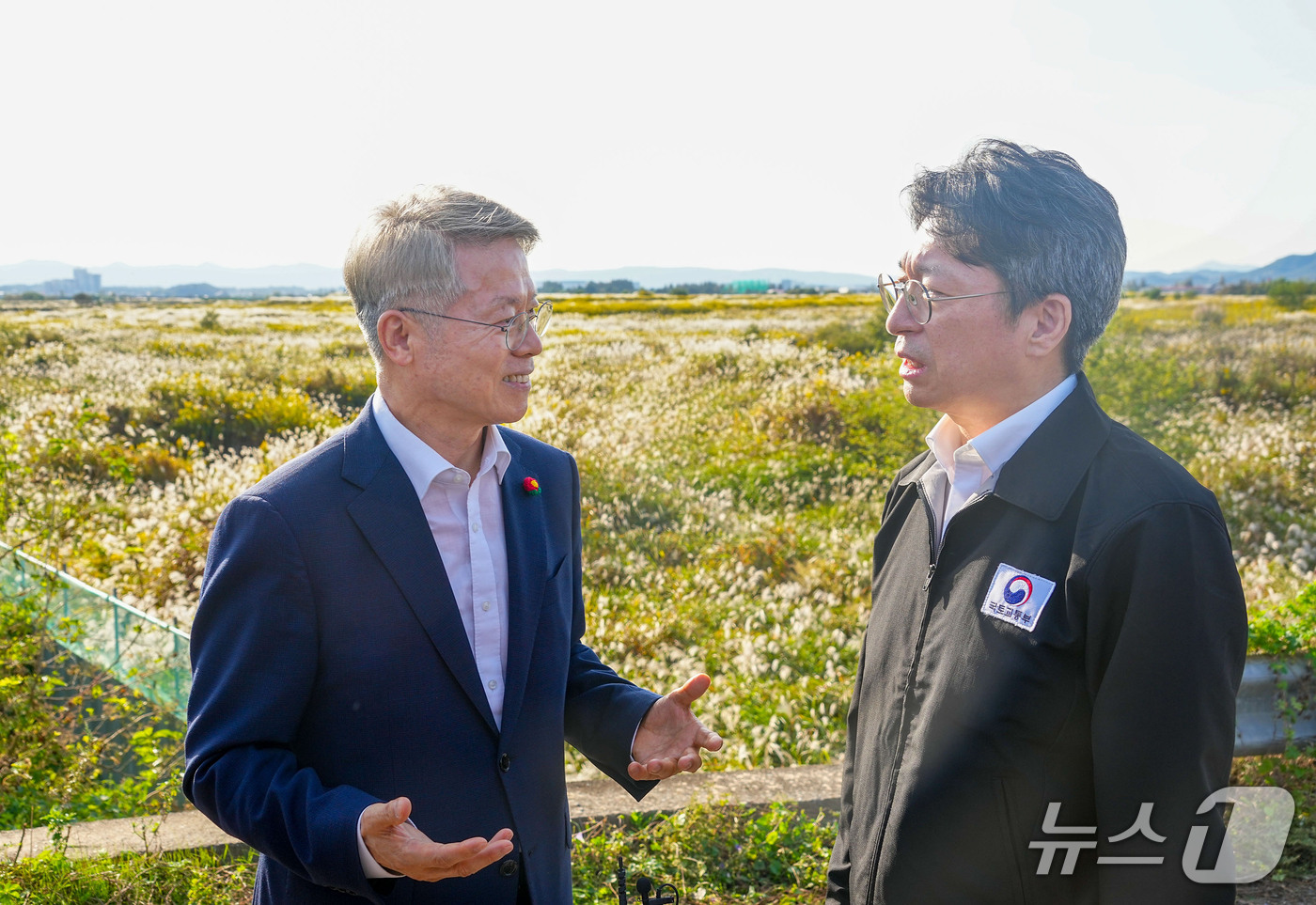 (전남광주=뉴스1) 전원 기자 = 민형배 전남광주통합특별시장과 홍지선 국토교통부장관이 15일 오후 서구 군공항 탄약고 이전 예정지를 찾아 호남권 반도체 클러스터 부지를 점검하고 있 …