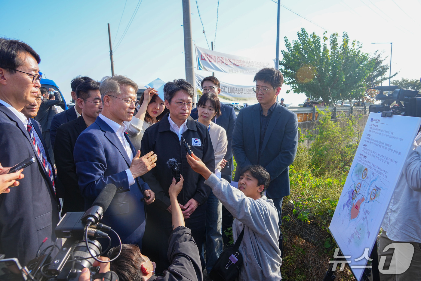 (전남광주=뉴스1) 전원 기자 = 민형배 전남광주통합특별시장과 홍지선 국토교통부장관이 15일 오후 서구 군공항 탄약고 이전 예정지를 찾아 호남권 반도체 클러스터 부지를 점검하고 있 …