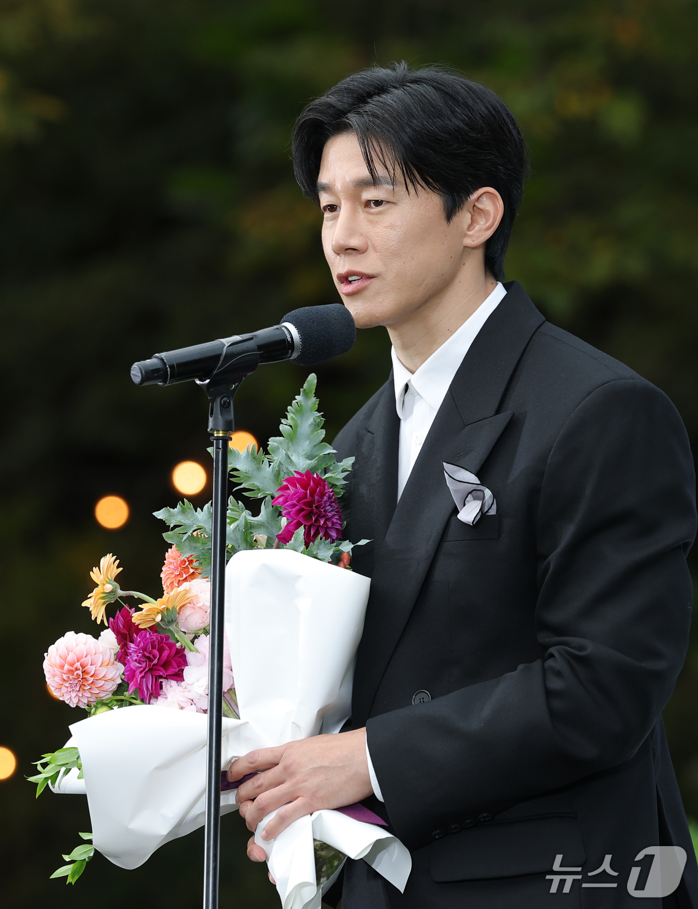(서울=뉴스1) 권현진 기자 = 배우 김무열이 15일 서울 강동구 스테이지28에서 열린 제16회 아름다운예술인상 시상식에 참석해 '영화예술인 부문' 상을 수상한 뒤 소감을 말하고 …