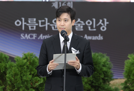 '故 안성기 닮은꼴' 차남 안필립, 아름다운예술인상 대리 수상 "父 자랑스러워"