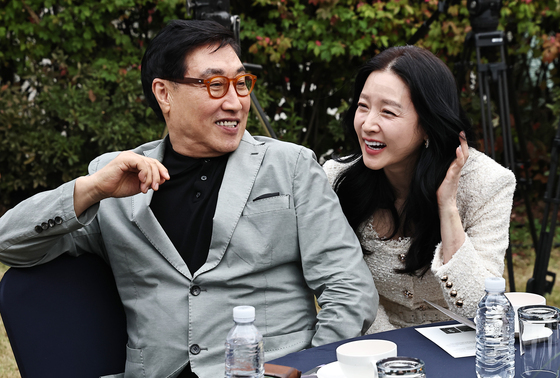 이영애 '재산2조' 남편과 다정한 나들이