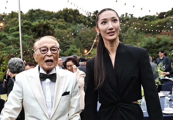 손주 사위 찾은 신영균