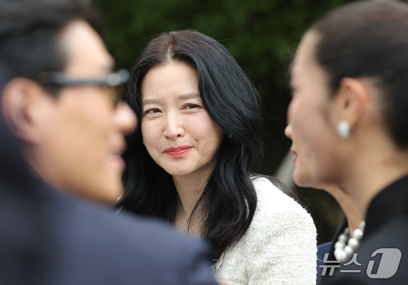 본문 이미지 - 배우 이영애가 15일 서울 강동구 스테이지28에서 열린 제16회 아름다운예술인상 시상식에서 이재와 샘 킴 예비부부를 바라보고 있다. 2026.10.15 ⓒ 뉴스1 권현진 기자