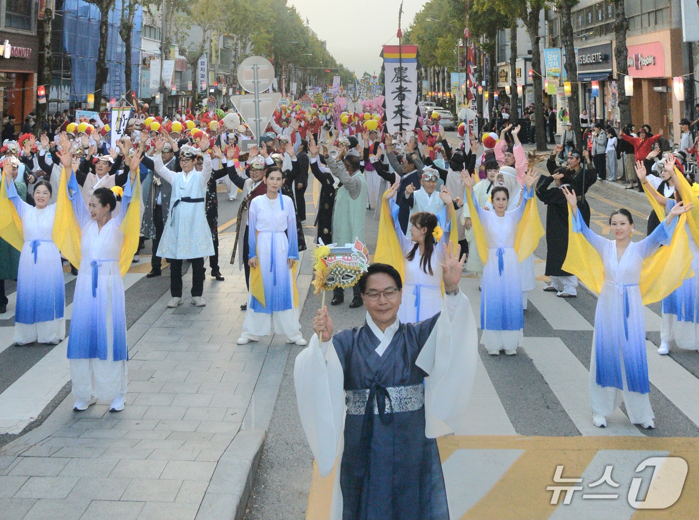 (고창=뉴스1) 유경석 기자 = 제53회 고창 모양성제 개막 날인 15일 전북 고창군 고창군청 앞에서 심덕섭 고창군수(가운데)와 군민들이 개막을 알리는 거리퍼레이드를 펼치고 있다. …