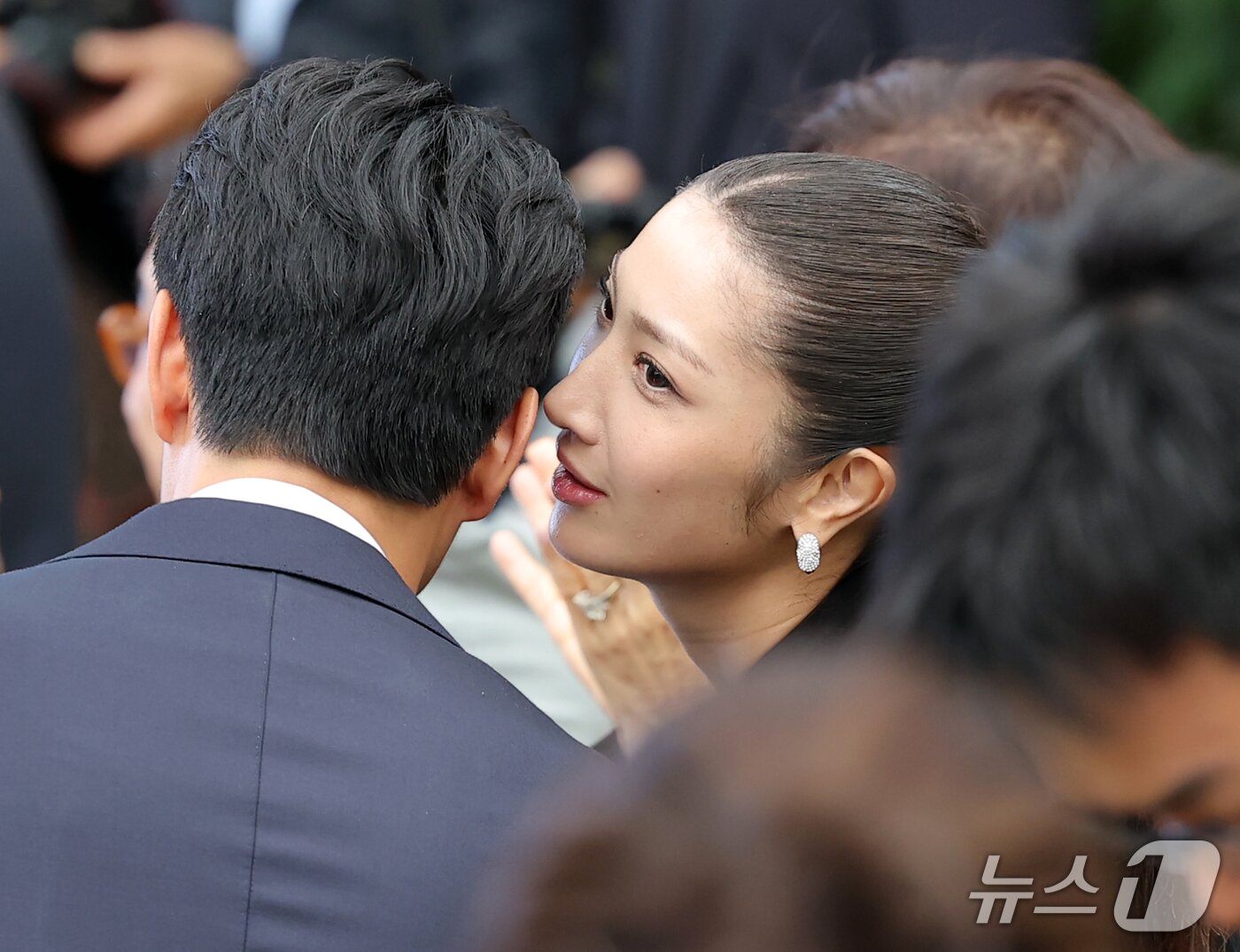 본문 이미지 - '케데헌' 이재가 15일 서울 강동구 스테이지28에서 열린 제16회 아름다운예술인상 시상식에서 예비 신랑 샘 킴과 귀엣말을 나누고 있다. ⓒ 뉴스1 권현진 기자