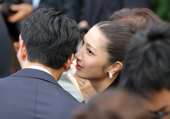 이재·샘 킴, 알콩달콩 귀엣말