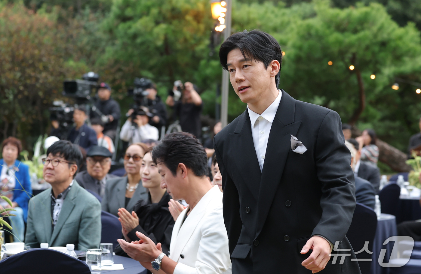 (서울=뉴스1) 권현진 기자 = 배우 김무열이 15일 서울 강동구 스테이지28에서 열린 제16회 아름다운예술인상 시상식에서 '영화예술인 부문' 상을 수상하기 위해 무대를 오르고 있 …