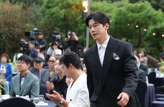 무대 오르는 김무열