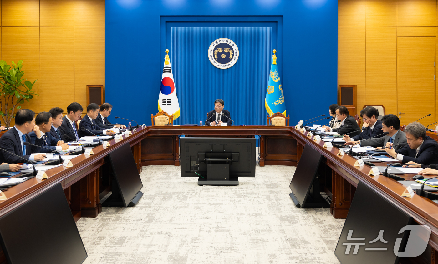 (서울=뉴스1) 이재명 기자 = 하준경 정책실장이 15일 청와대에서 이상동기·관계성·사회적약자 범죄 대책회의를 주재하고 있다. (청와대 제공. 재판매 및 DB 금지)2026.10. …