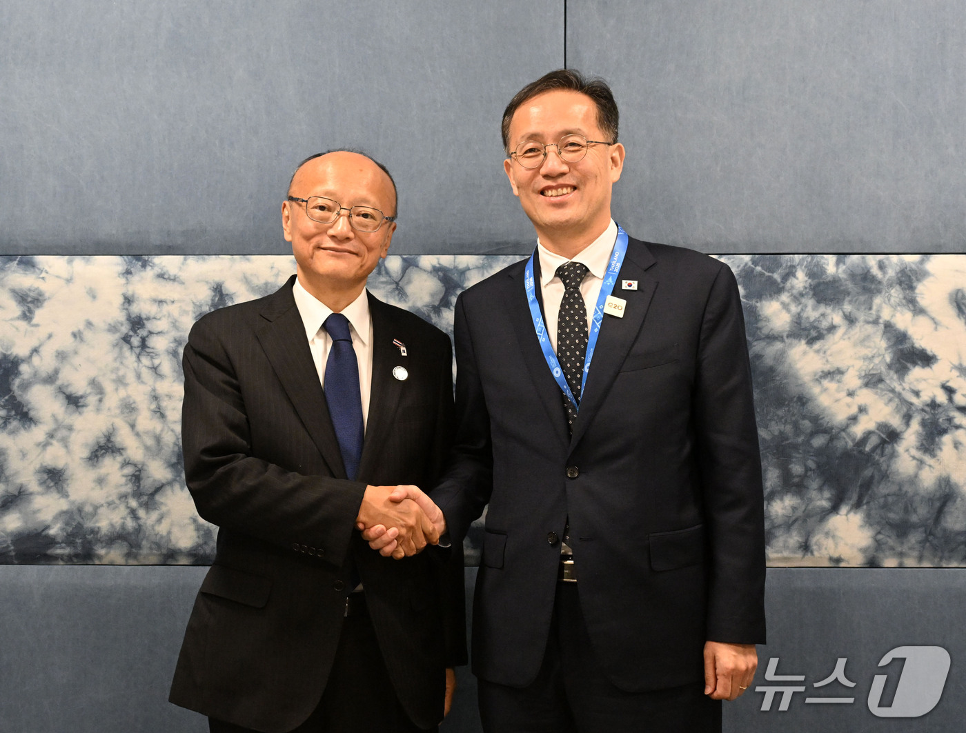 (서울=뉴스1) = 이형일 경제부총리 겸 재정경제부 장관(오른쪽)이 15일(현지시간) 태국 퀸시리낏 컨벤션센터(QSNCC)에서 칸다 마사토 아시아개발은행(ADB) 총재와 면담에 앞 …