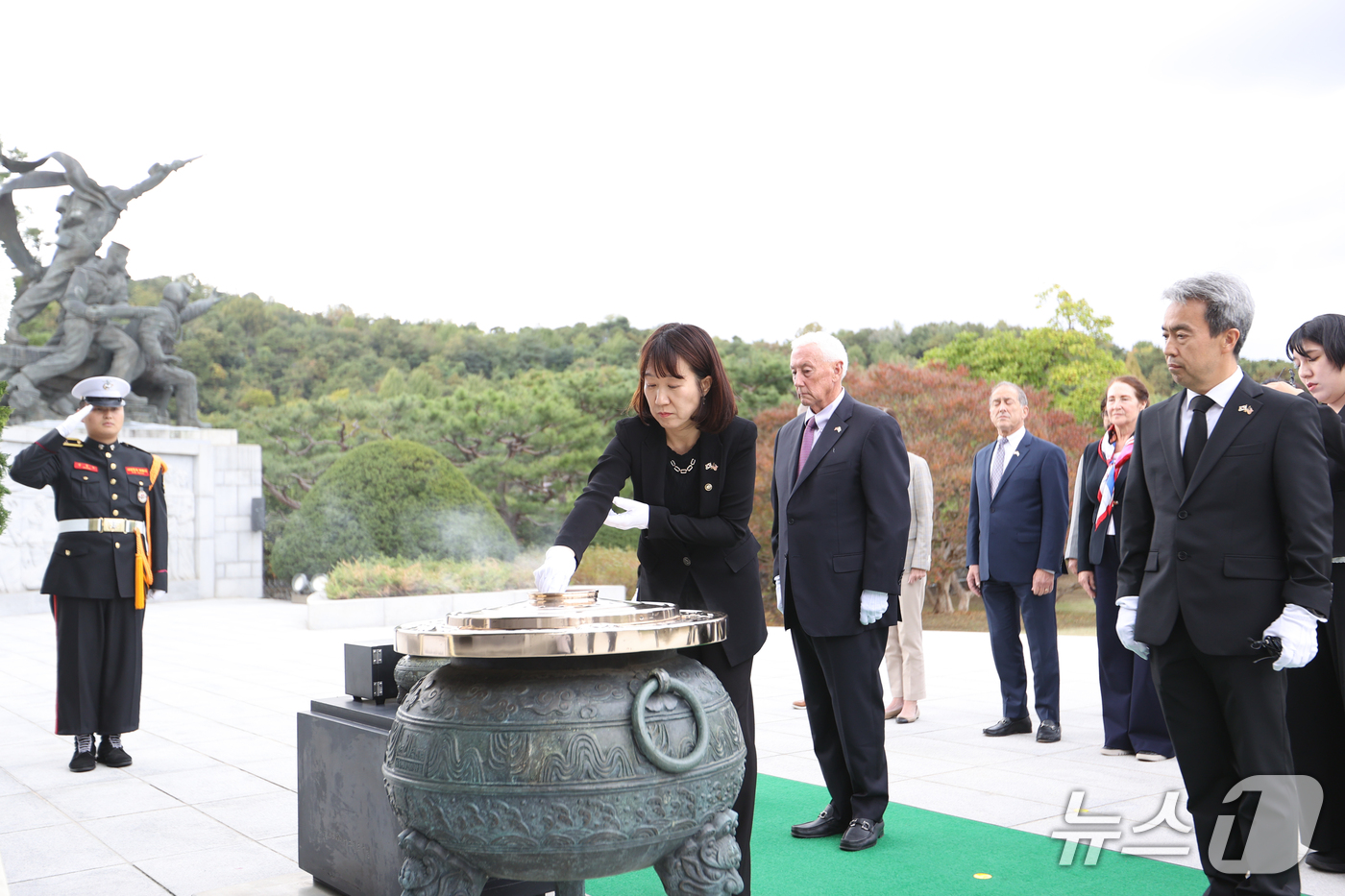 (서울=뉴스1) = 강윤진 국가보훈부 차관이 15일 오후 국립서울현충원을 방문한 미 전직 연방하원의원단과 함께 현충탑에 참배하고 있다. (보훈부 제공. 재판매 및 DB 금지) 20 …