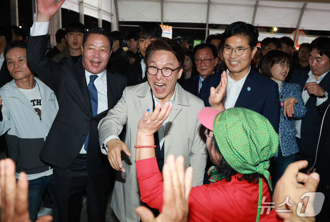(순창=뉴스1) = 김민석 더불어민주당 대표(가운데)와 이원택 전북특별자치도지사(오른쪽), 최영일 순창군수가 15일 전북 순창군 전통고추장민속마을에서 열린 제21회 순창 장류축제 …