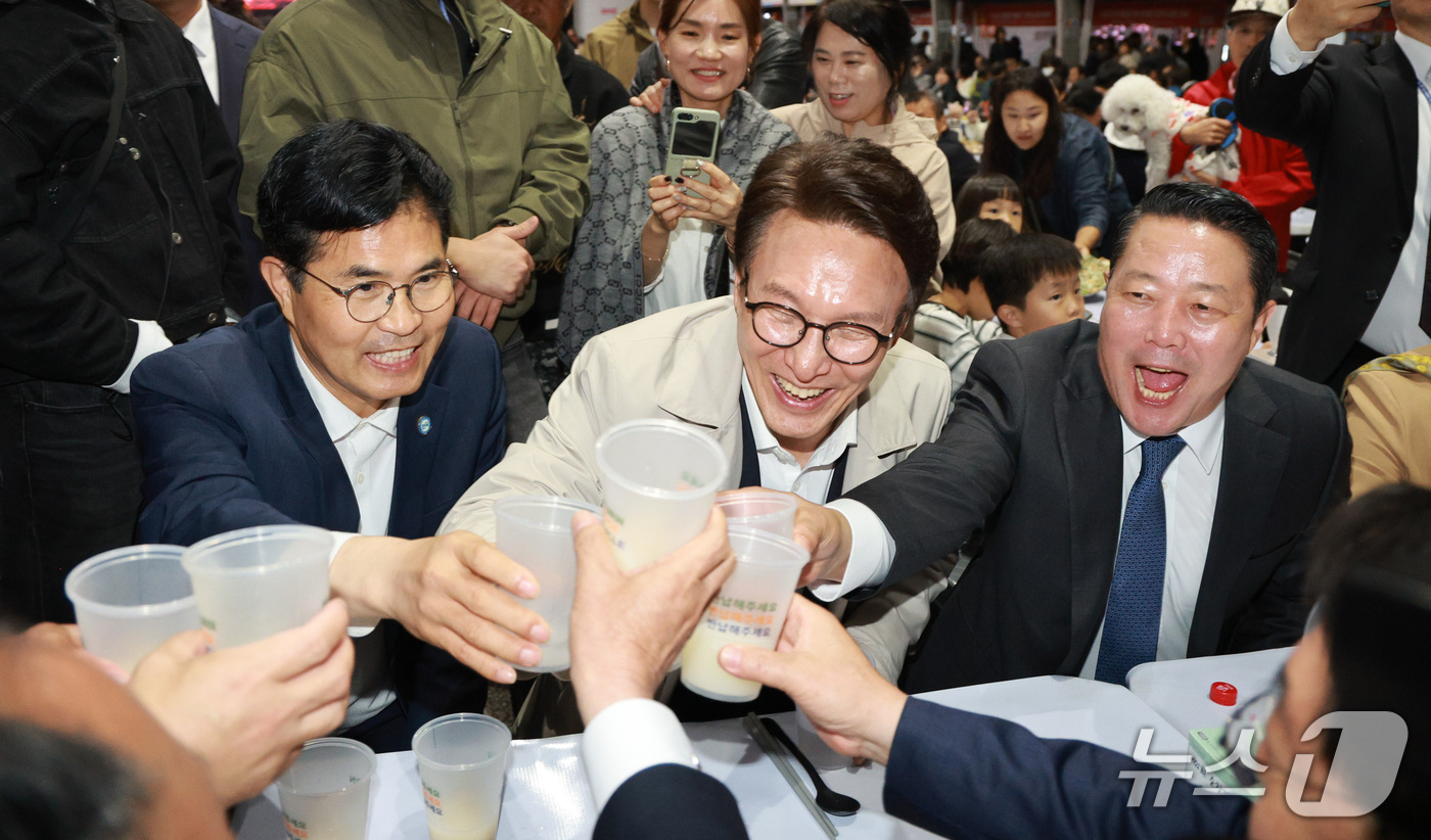 (순창=뉴스1) = 김민석 더불어민주당 대표(가운데)와 이원택 전북특별자치도지사(왼쪽), 최영일 순창군수가 15일 전북 순창군 전통고추장민속마을에서 열린 제21회 순창 장류축제 개 …