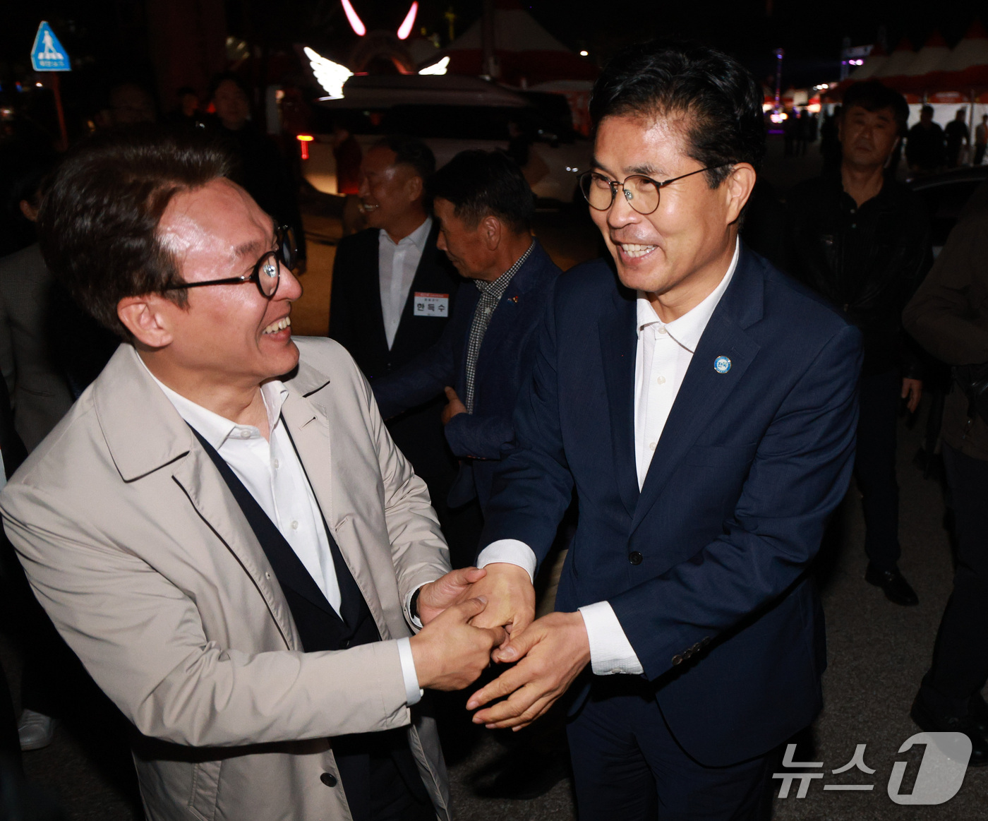 (순창=뉴스1) = 김민석 더불어민주당 대표(왼쪽)와 이원택 전북특별자치도지사가 15일 전북 순창군 전통고추장민속마을에서 열린 제21회 순창 장류축제 개막식을 찾아 인사를 나누고 …