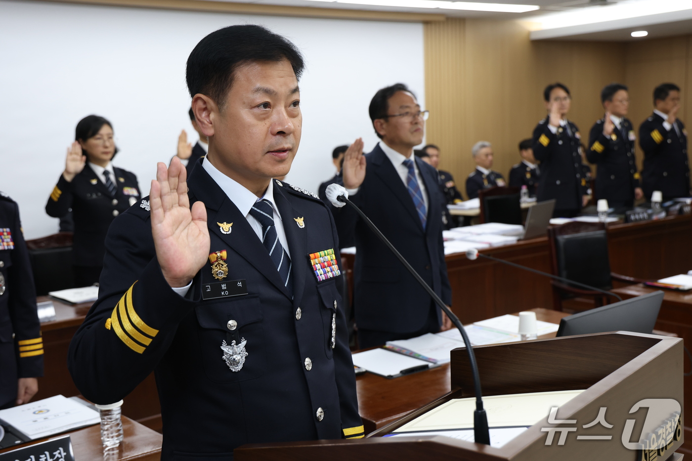 (서울=뉴스1) 이광호 기자 = 고범석 서울특별시경찰청장이 15일 오후 서울 종로구 서울특별시경찰청에서 열린 국회 행정안전위원회의 서울경찰청에 대한 국정감사에 출석해 선서하고 있다 …