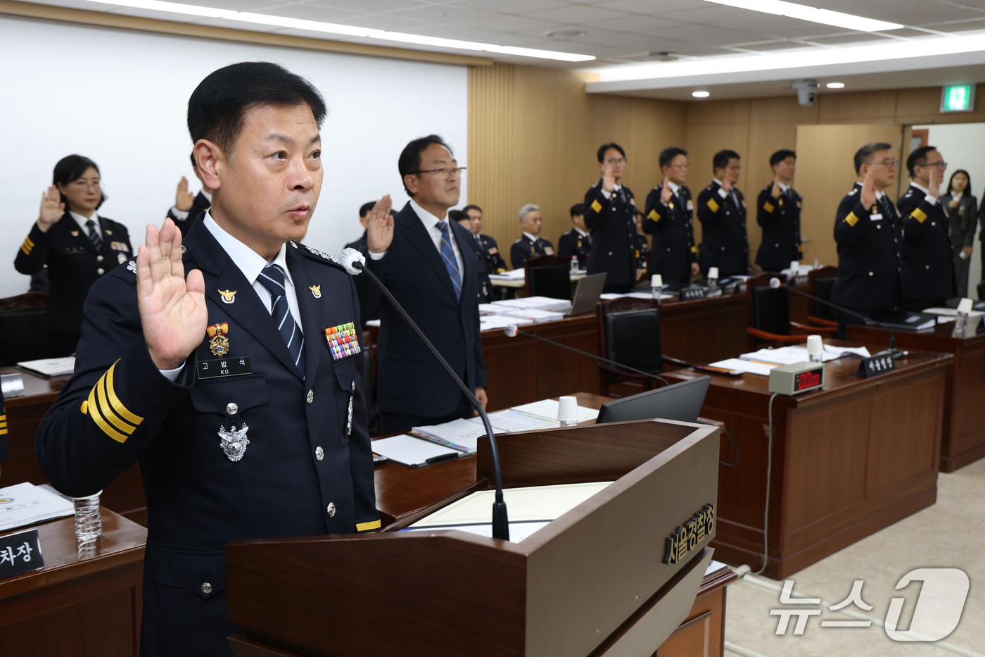 (서울=뉴스1) 이광호 기자 = 고범석 서울특별시경찰청장이 15일 오후 서울 종로구 서울특별시경찰청에서 열린 국회 행정안전위원회의 서울경찰청에 대한 국정감사에 출석해 선서하고 있다 …