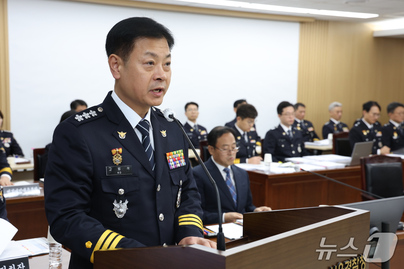 (서울=뉴스1) 이광호 기자 = 고범석 서울특별시경찰청장이 15일 오후 서울 종로구 서울특별시경찰청에서 열린 국회 행정안전위원회의 서울경찰청에 대한 국정감사에 출석해 인사말을 하고 …