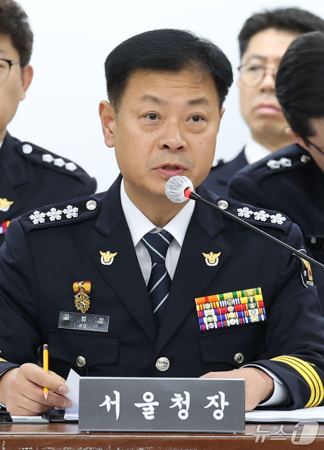 (서울=뉴스1) 이광호 기자 = 고범석 서울특별시경찰청장이 15일 오후 서울 종로구 서울특별시경찰청에서 열린 국회 행정안전위원회의 서울경찰청에 대한 국정감사에 출석해 의원 질의에 …