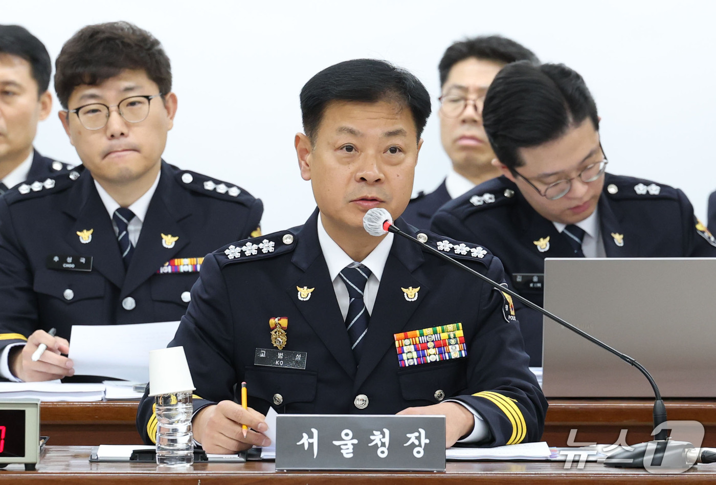 (서울=뉴스1) 이광호 기자 = 고범석 서울특별시경찰청장이 15일 오후 서울 종로구 서울특별시경찰청에서 열린 국회 행정안전위원회의 서울경찰청에 대한 국정감사에 출석해 의원 질의에 …