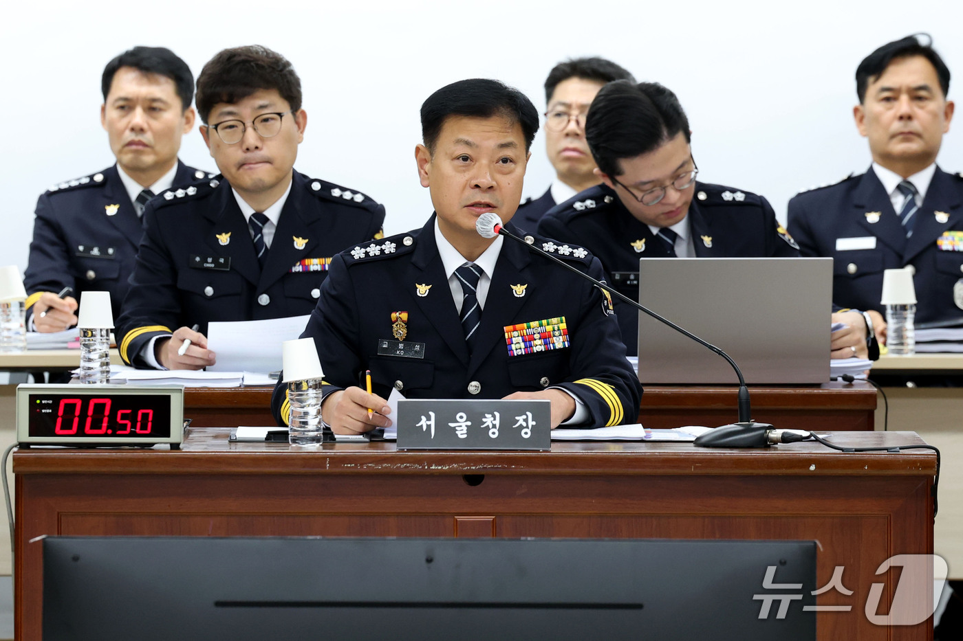 (서울=뉴스1) 이광호 기자 = 고범석 서울특별시경찰청장이 15일 오후 서울 종로구 서울특별시경찰청에서 열린 국회 행정안전위원회의 서울경찰청에 대한 국정감사에 출석해 의원 질의에 …