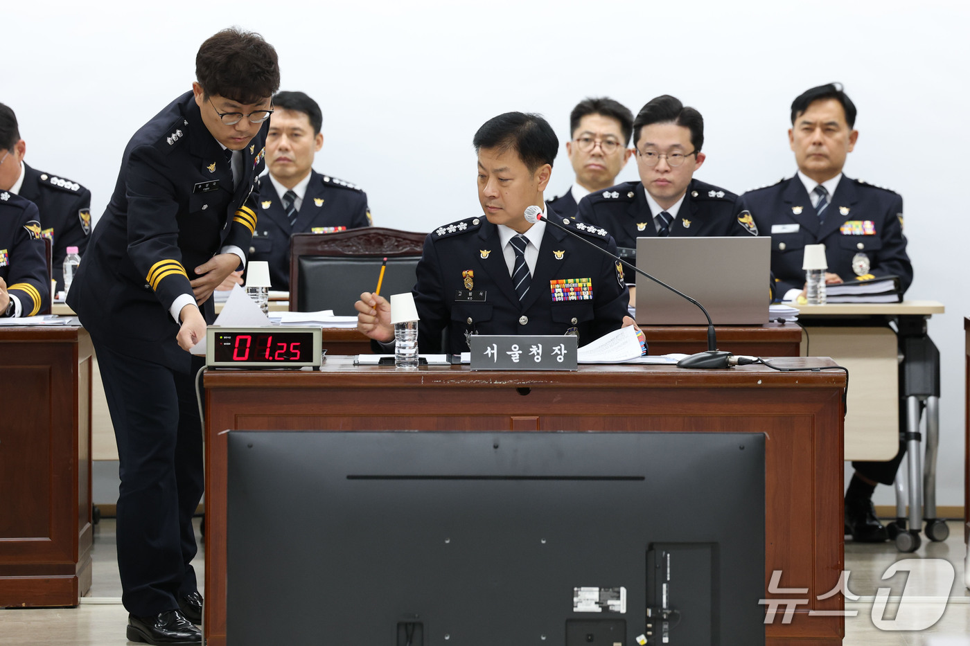 (서울=뉴스1) 이광호 기자 = 고범석 서울특별시경찰청장이 15일 오후 서울 종로구 서울특별시경찰청에서 열린 국회 행정안전위원회의 서울경찰청에 대한 국정감사에 출석해 자료를 전달받 …